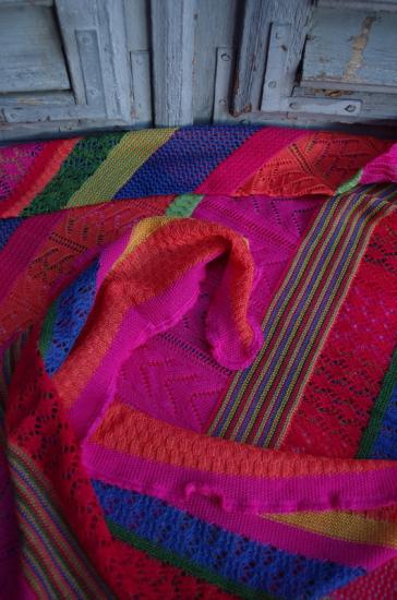 Preview: Invero Dreiecktuch Kyra karneval, Farben , Struktur, Muster